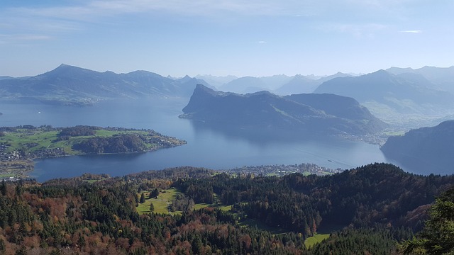 Pilates Kursraum mit Geräten und Matten