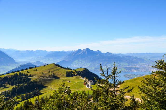 Ruhiger Pilates Raum mit Matten